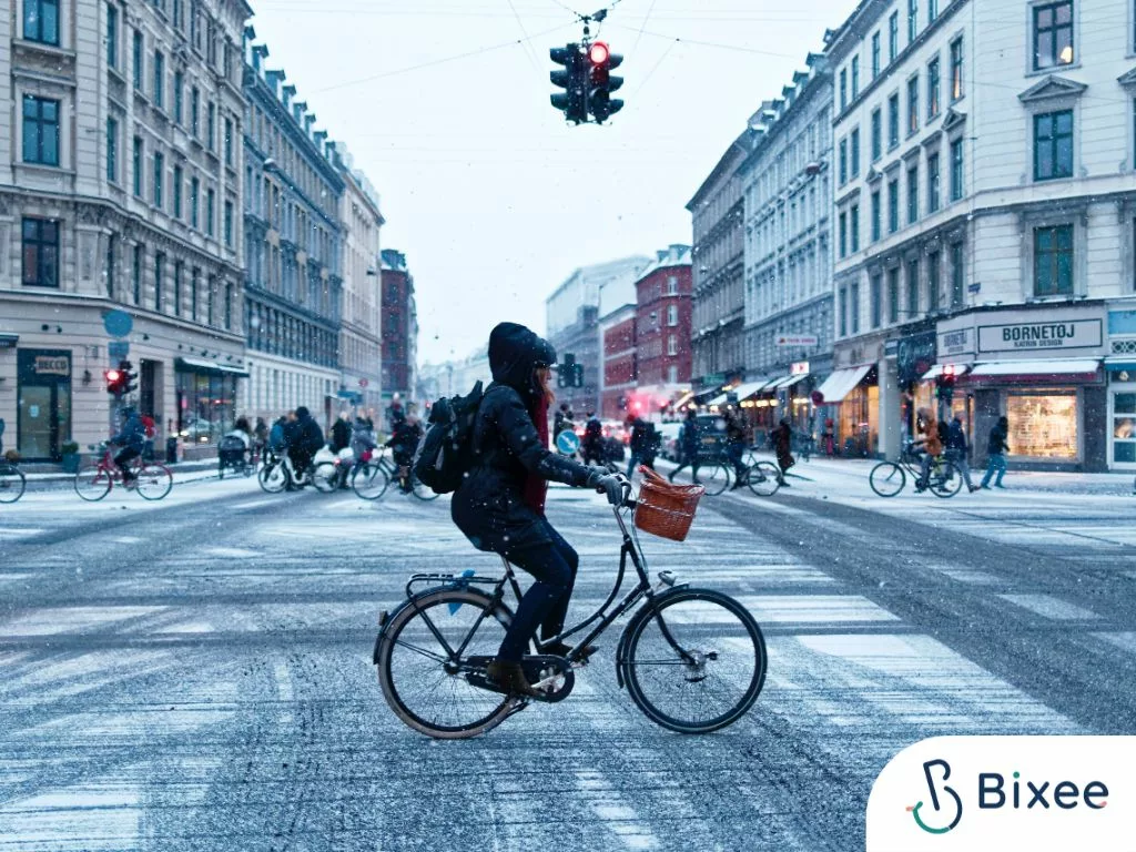 personne sur son vélo l'hiver en ville