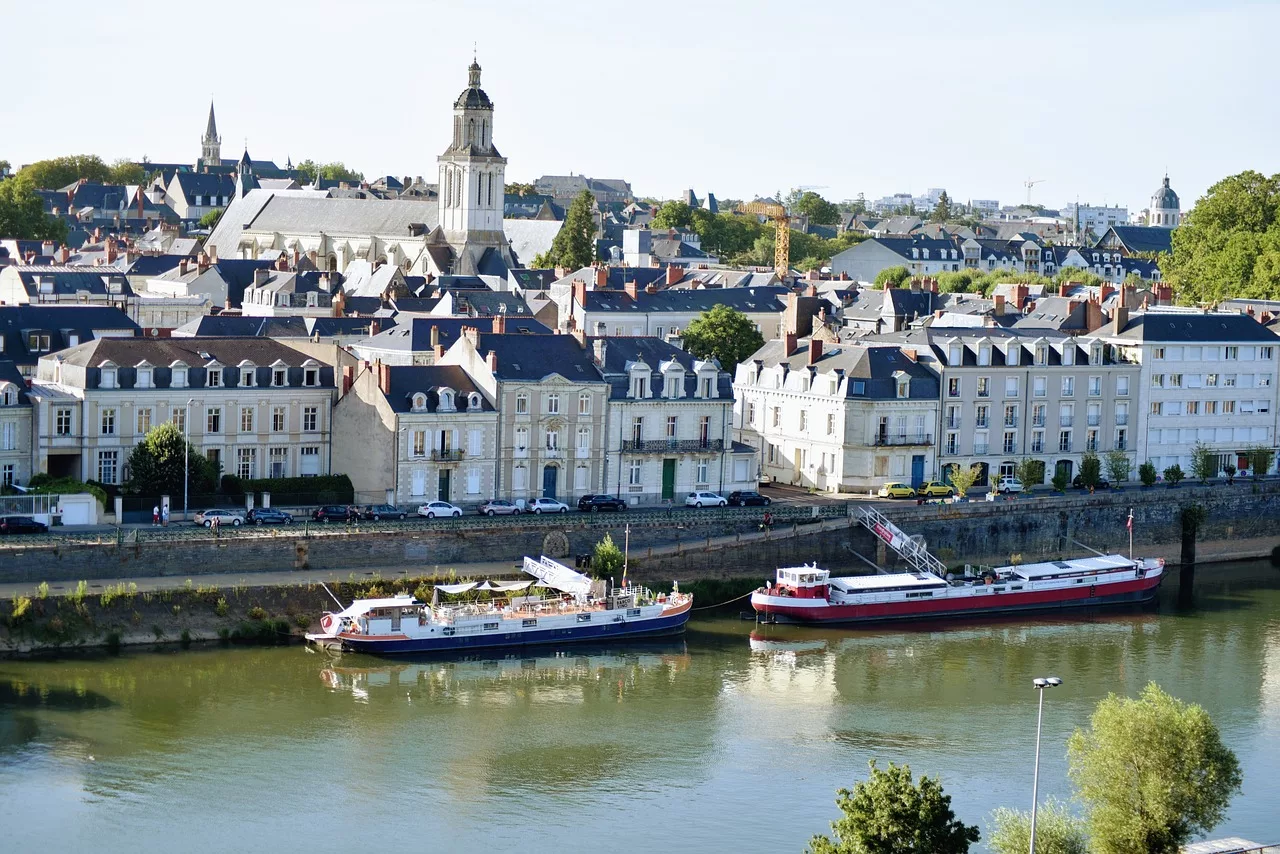 rivière et ville d'Angers