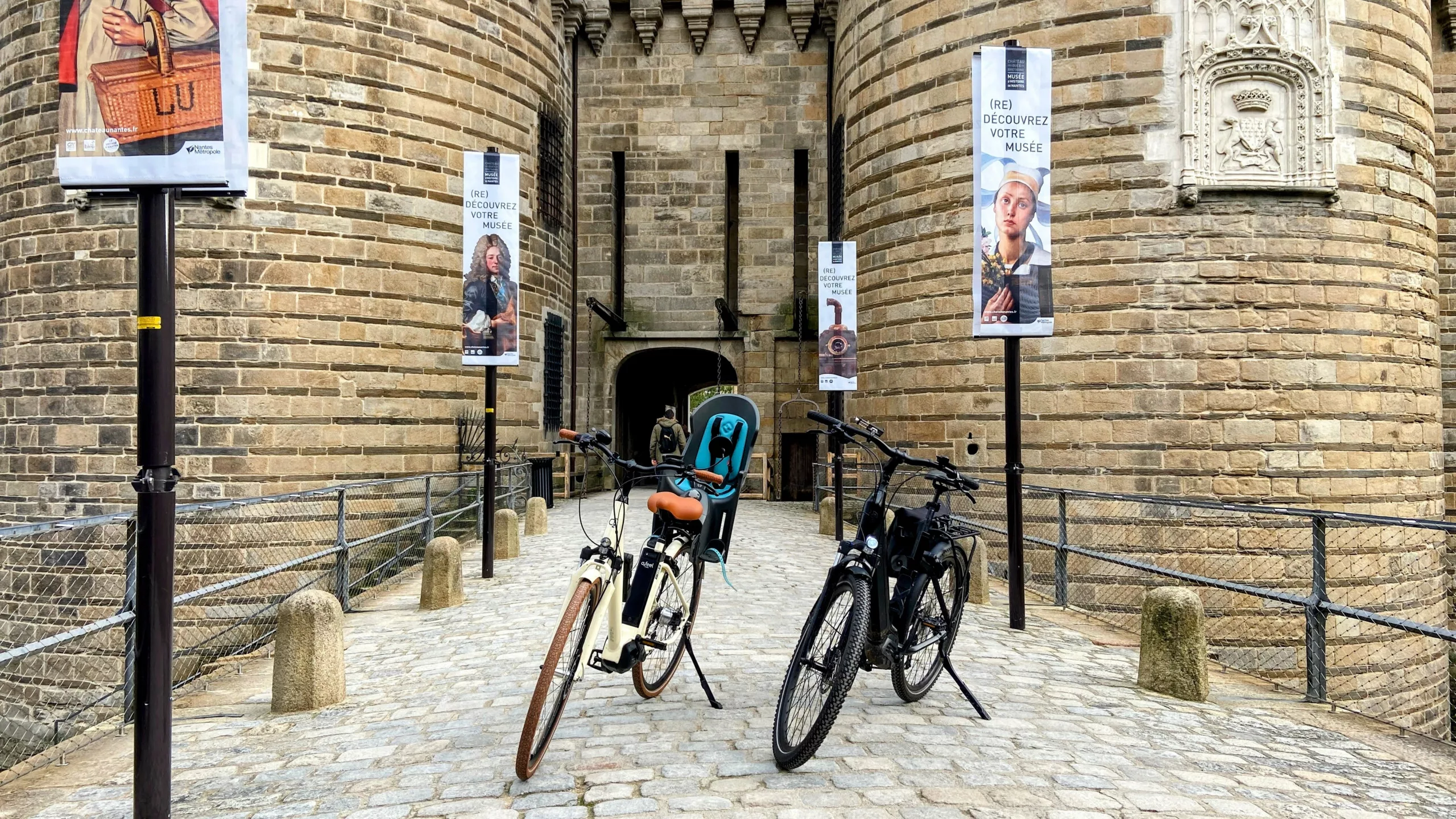 vélo devant le chateau des ducs de Bretagne à Nantes