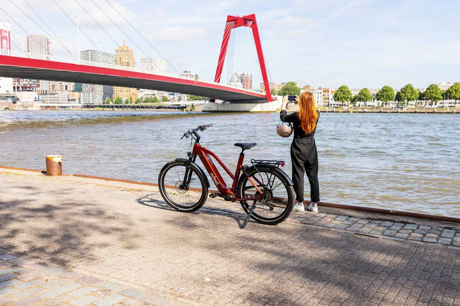 fille à côté de son vélo près d'une rivière