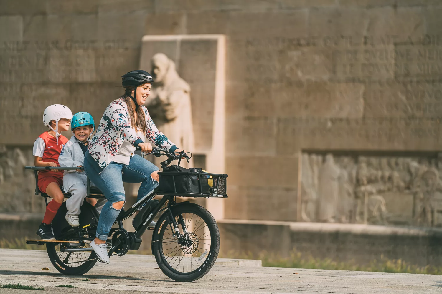 Sophie et ses deux enfants sur un vélo longtail à Nantes