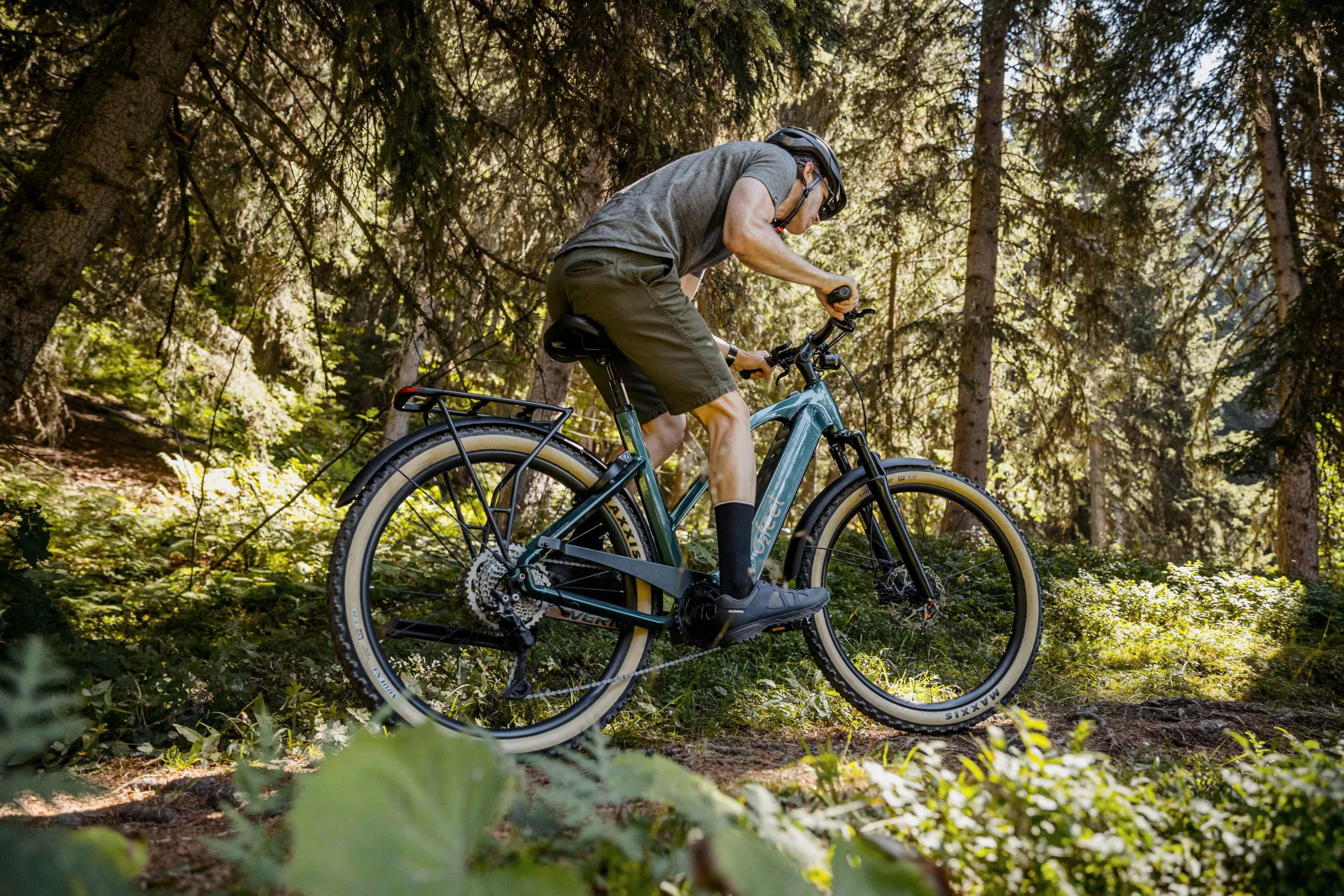 homme en vélo électrique sportif dans la forêt
